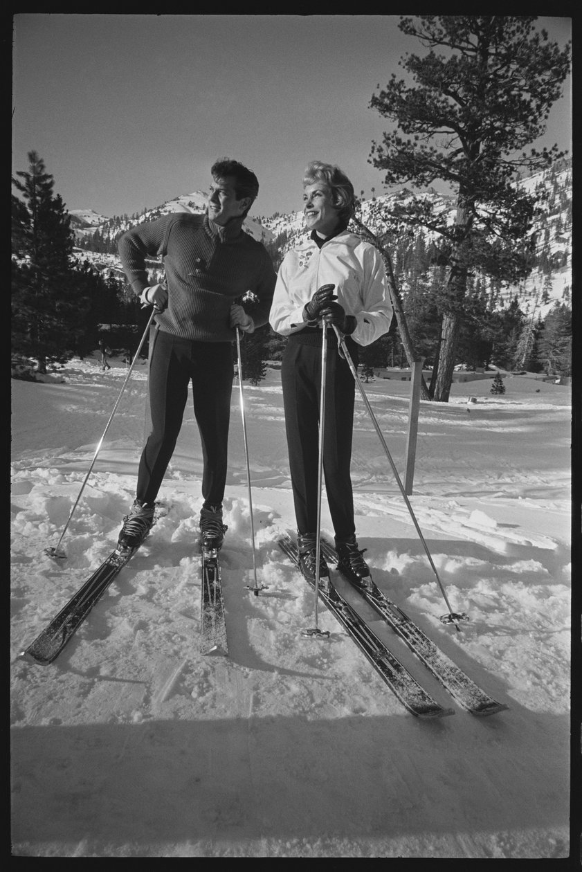 Janet Leigh i Tony Curtis na nartach na Zimowych Igrzyskach Olimpijskich w Squaw Valley w Kalifornii autorstwa Orlando Suero
