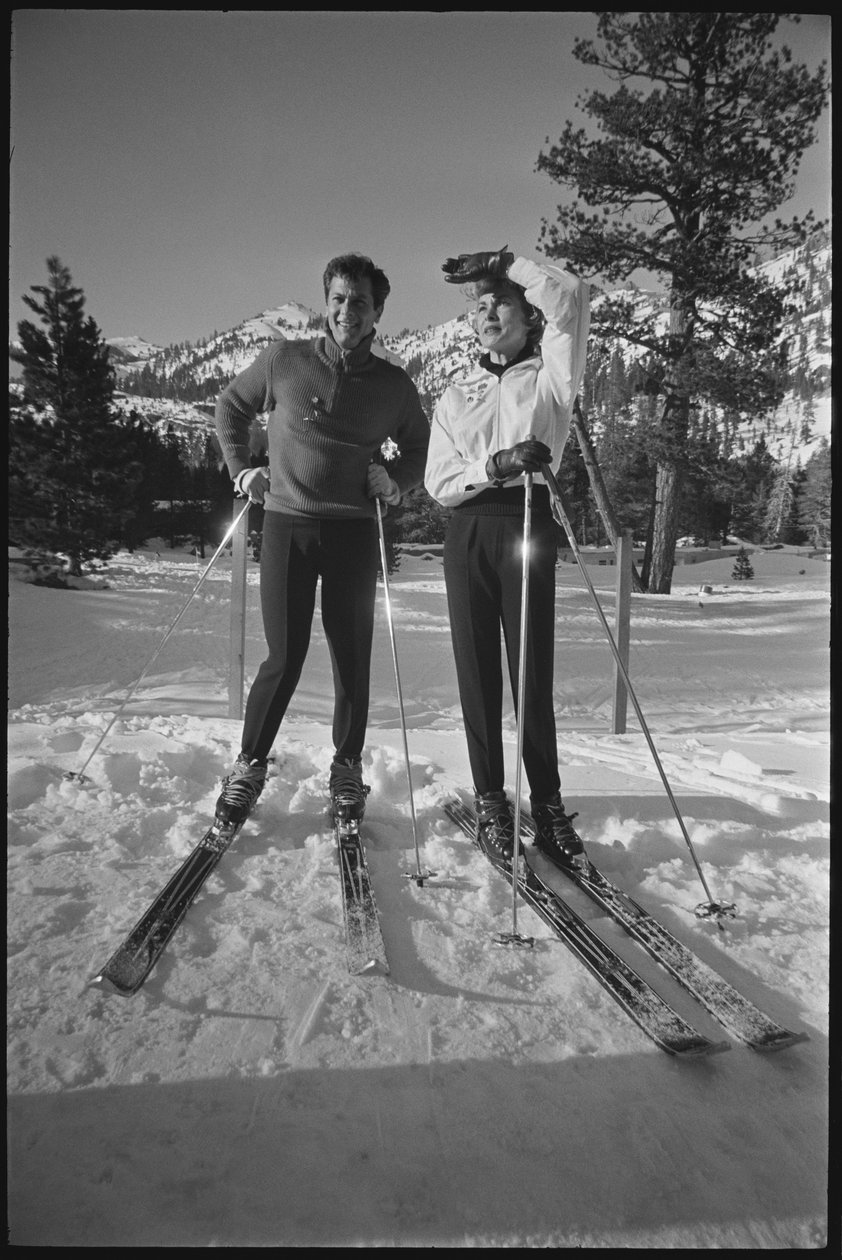 Janet Leigh i Tony Curtis na nartach na Zimowych Igrzyskach Olimpijskich w Squaw Valley w Kalifornii autorstwa Orlando Suero
