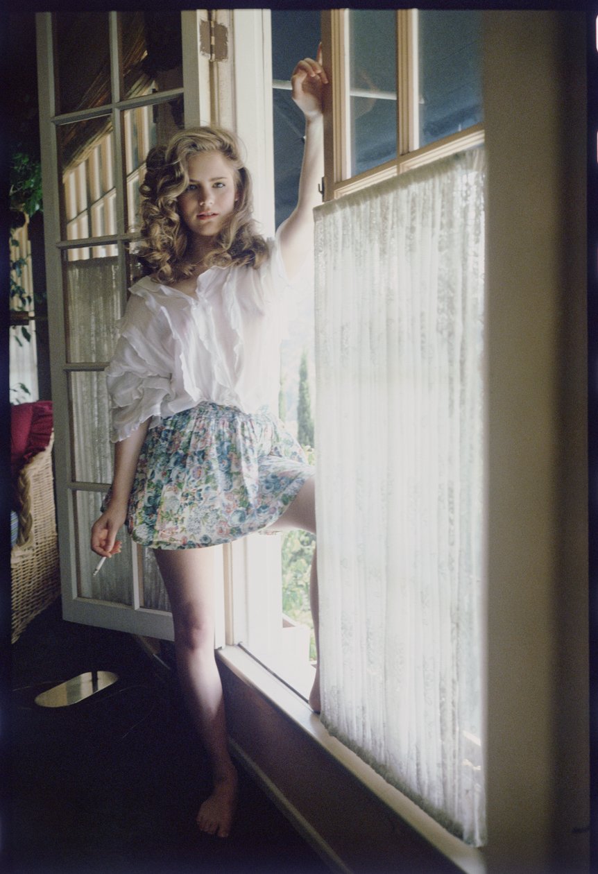 Jennifer Jason Leigh z papierosem autorstwa Orlando Suero