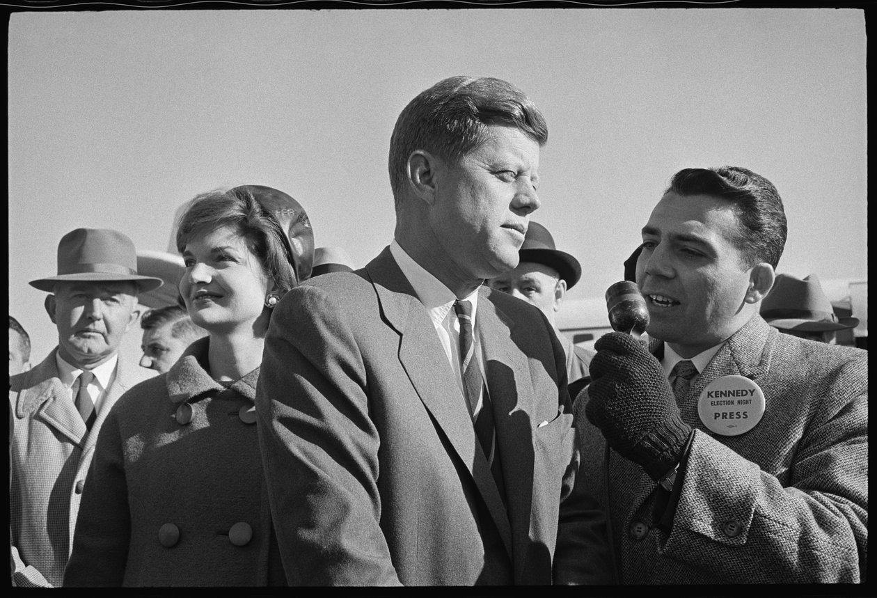 John F. Kennedy z reporterem i Jackie Kennedym podczas wyborów autorstwa Orlando Suero