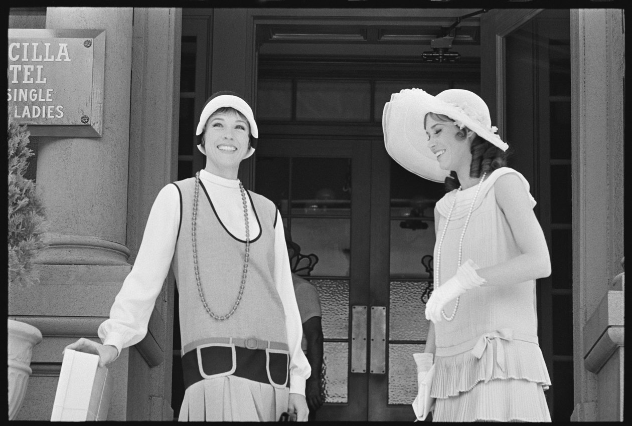 Julie Andrews i Mary Tyler Moore na planie „Toroughly Modern Millie” autorstwa Orlando Suero