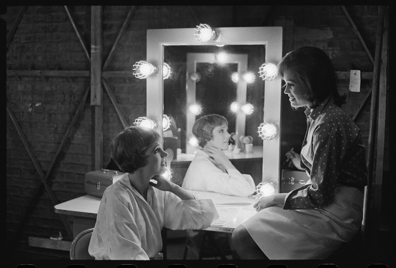 Julie Andrews i Mary Tyler Moore na planie „Toroughly Modern Millie” autorstwa Orlando Suero