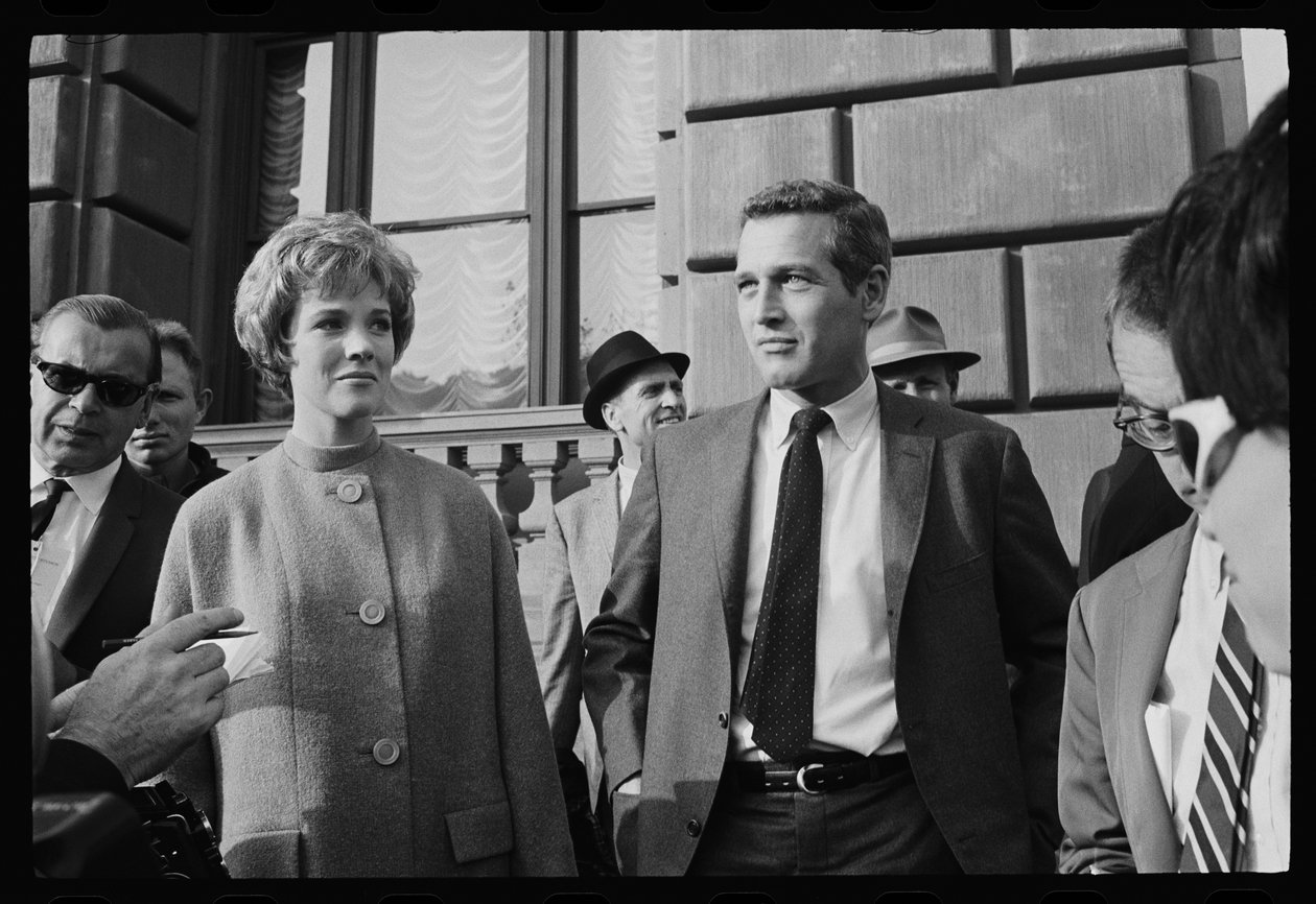Julie Andrews i Paul Newman na planie „Rozdartej kurtyny” autorstwa Orlando Suero