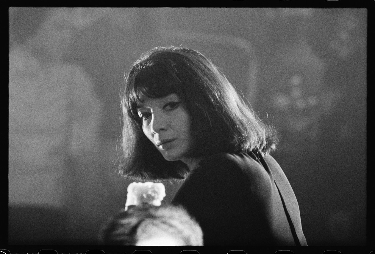 Juliette Greco w zadymionym klubie nocnym autorstwa Orlando Suero