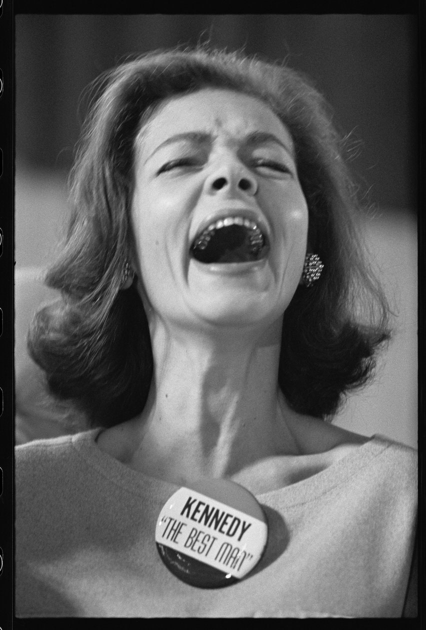 Lauren Bacall nosi odznakę „Kennedy The Best Man” w noc wyborczą autorstwa Orlando Suero