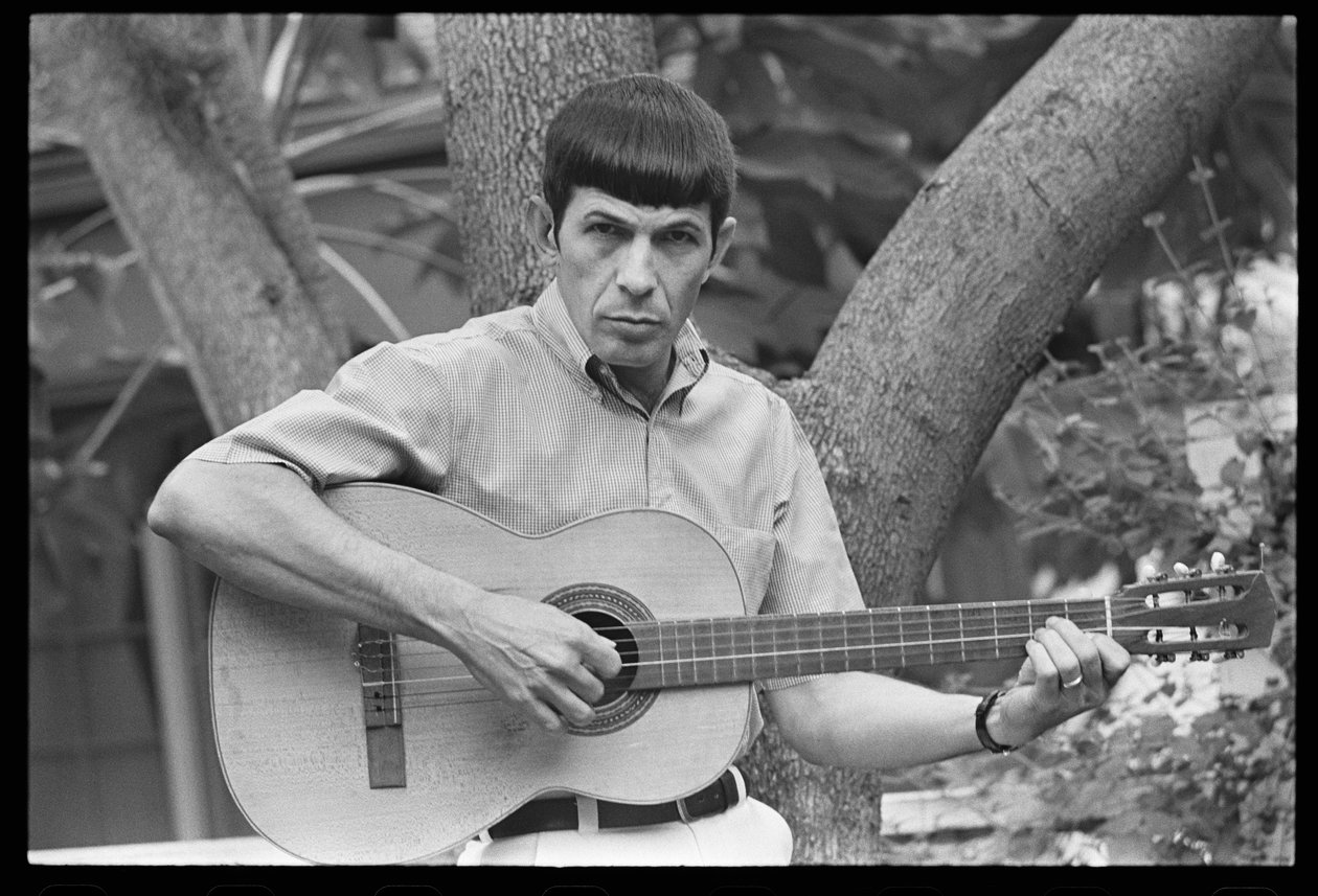 Leonard Nimoy gra na gitarze autorstwa Orlando Suero