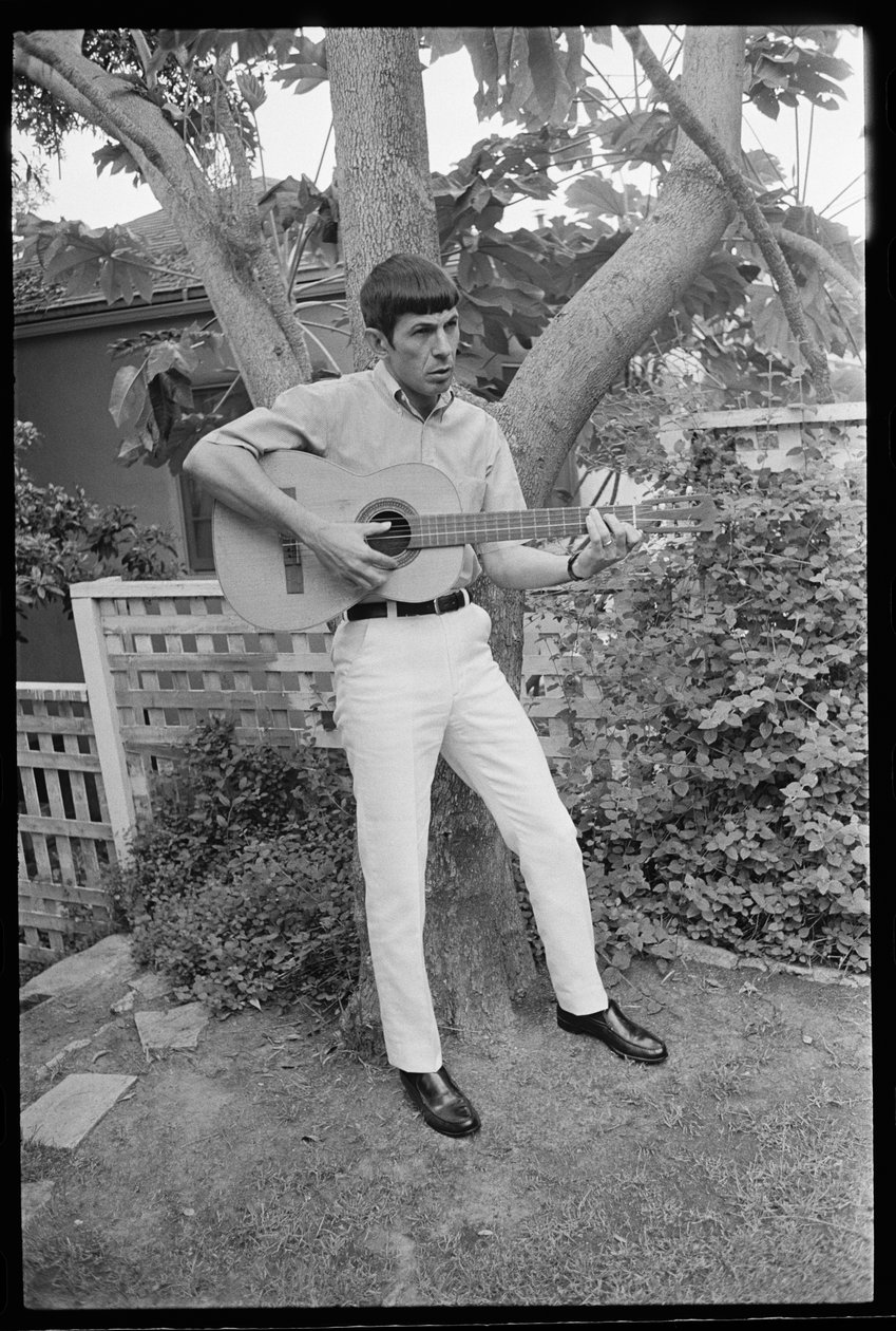 Leonard Nimoy gra na gitarze autorstwa Orlando Suero