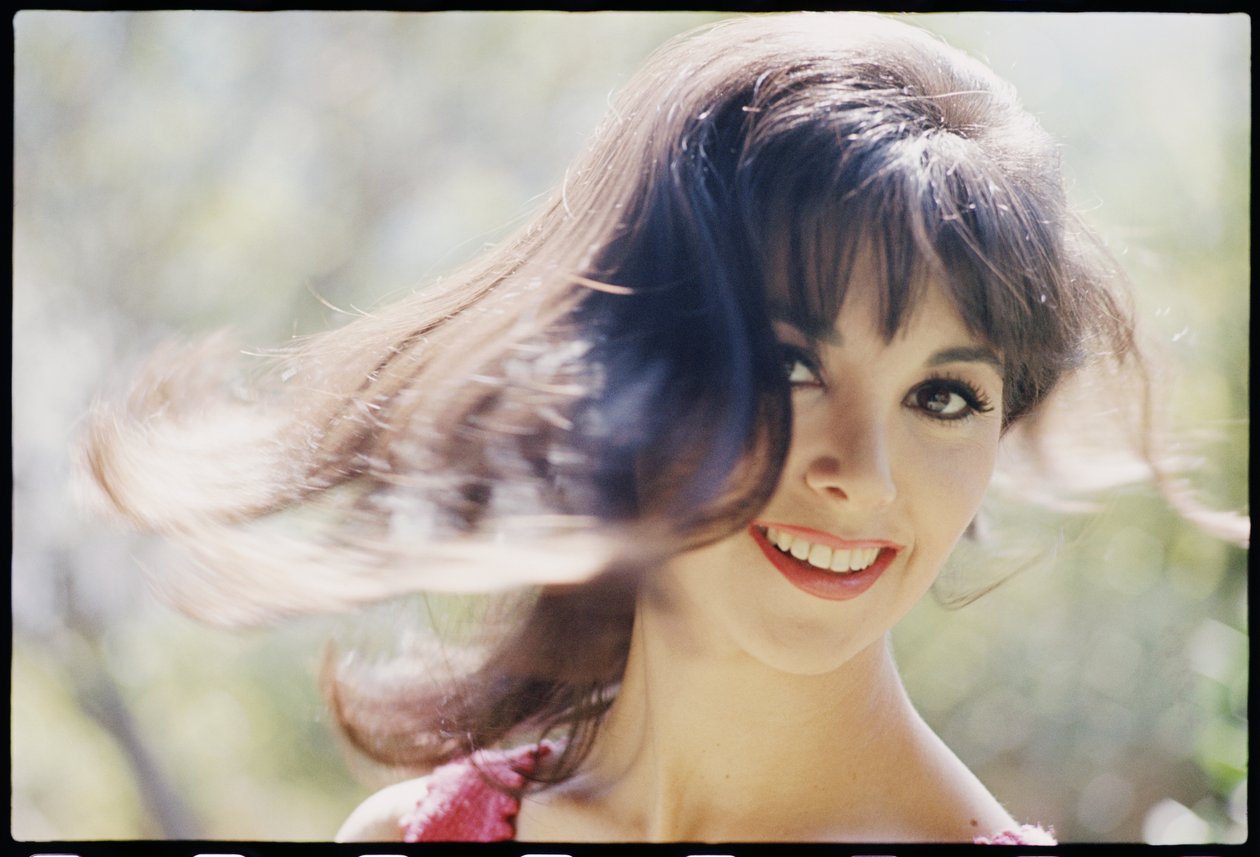 Marlo Thomas miota włosami autorstwa Orlando Suero