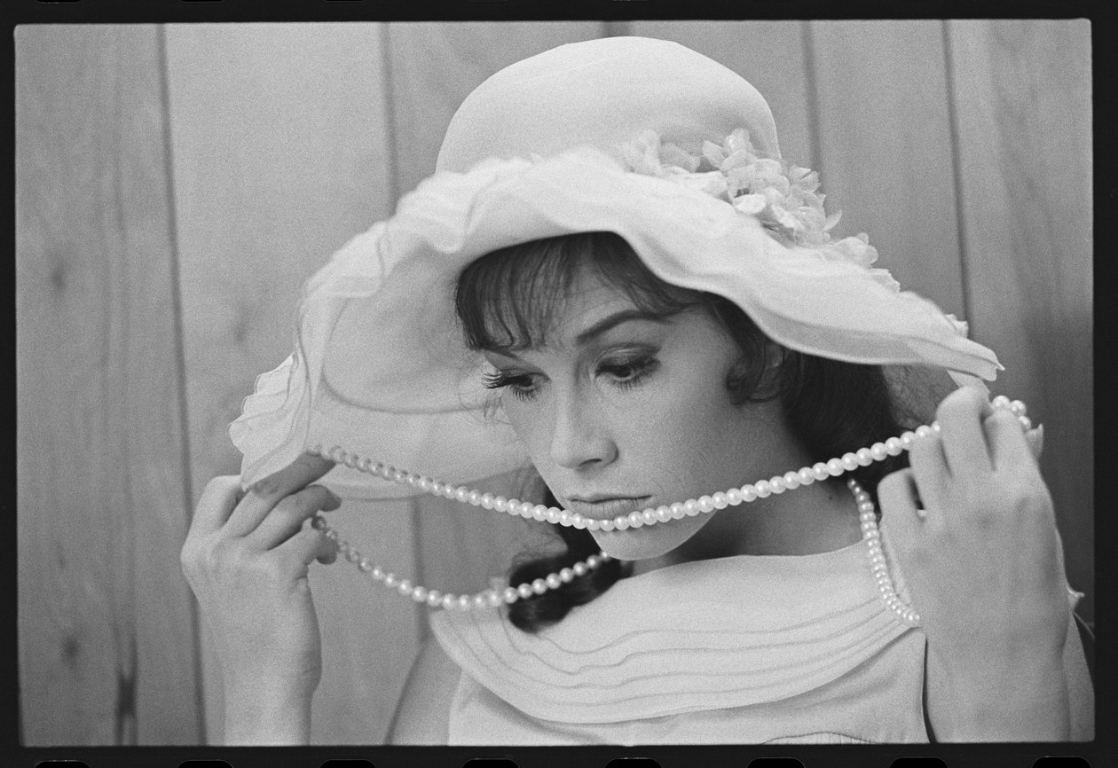Mary Tyler Moore na planie „Toroughly Modern Millie” autorstwa Orlando Suero