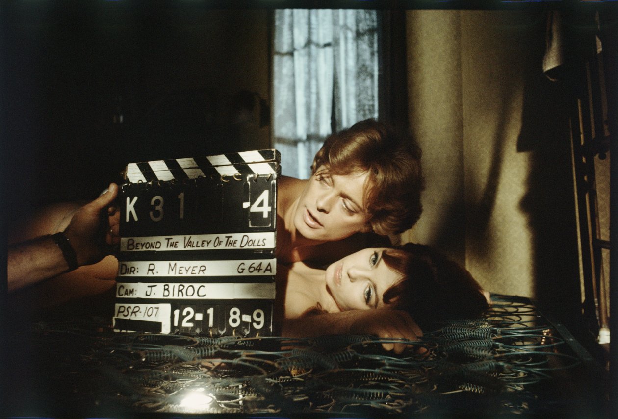Michael Blodgett i Dolly Read na planie „Beyond the Valley of the Dolls”, 1970 (zdjęcie) autorstwa Orlando Suero