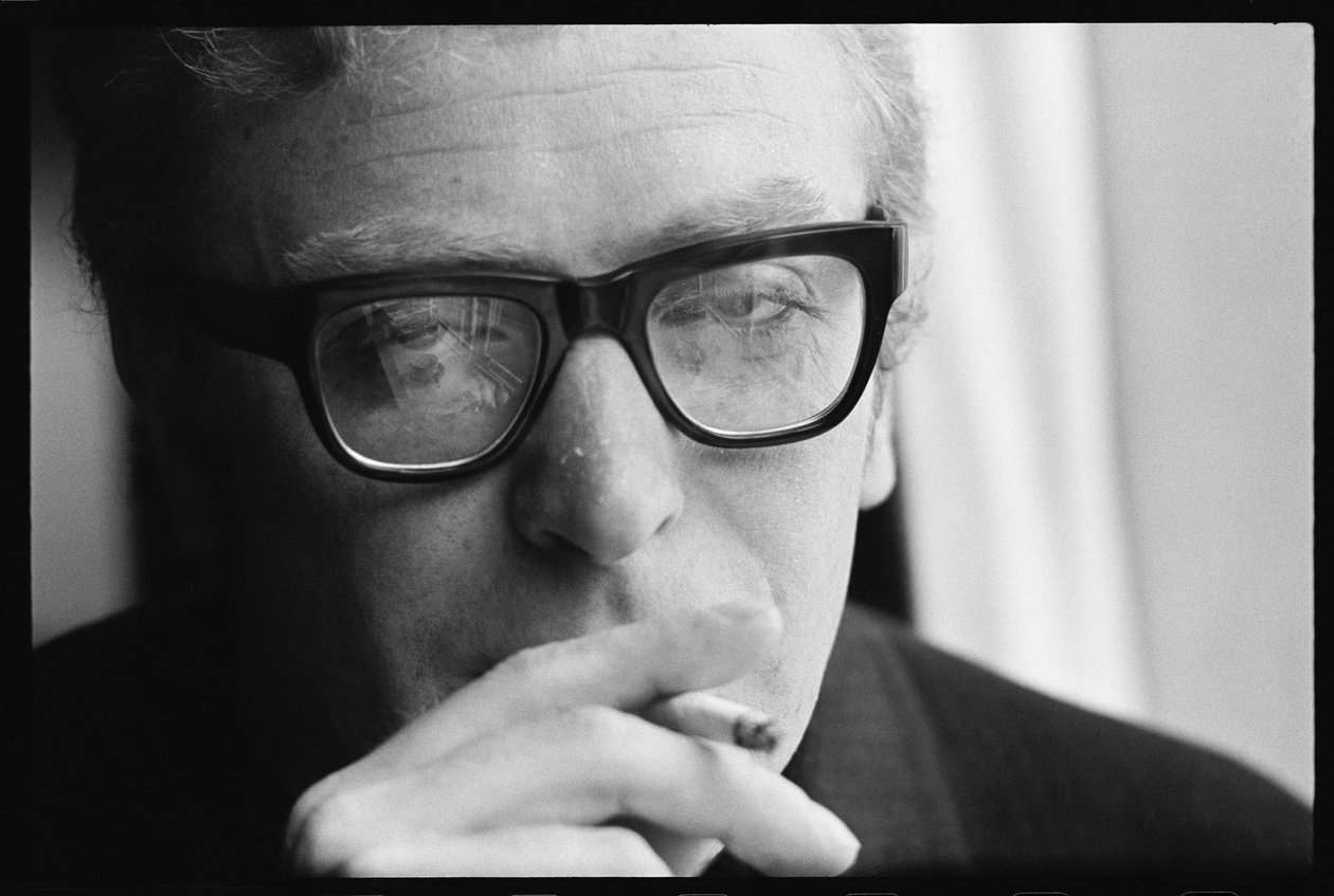 Michael Caine pali autorstwa Orlando Suero
