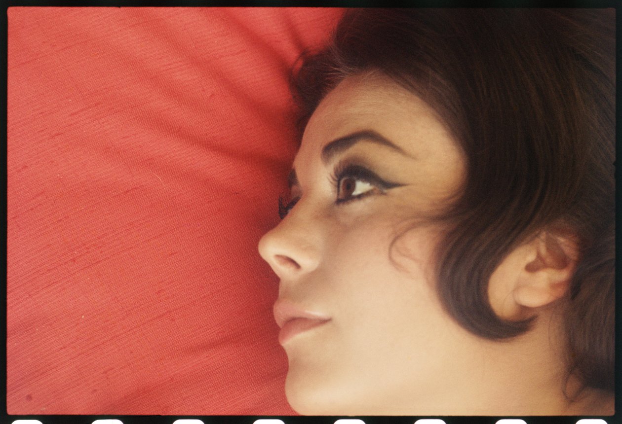 Natalie Wood w domu z głową na poduszce autorstwa Orlando Suero