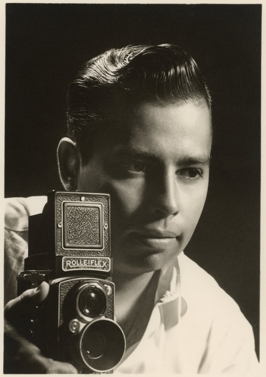 Portret Orlando Suero z aparatem Rolleiflex, ok. 1954 (zdjęcie czarno-białe) autorstwa Orlando Suero