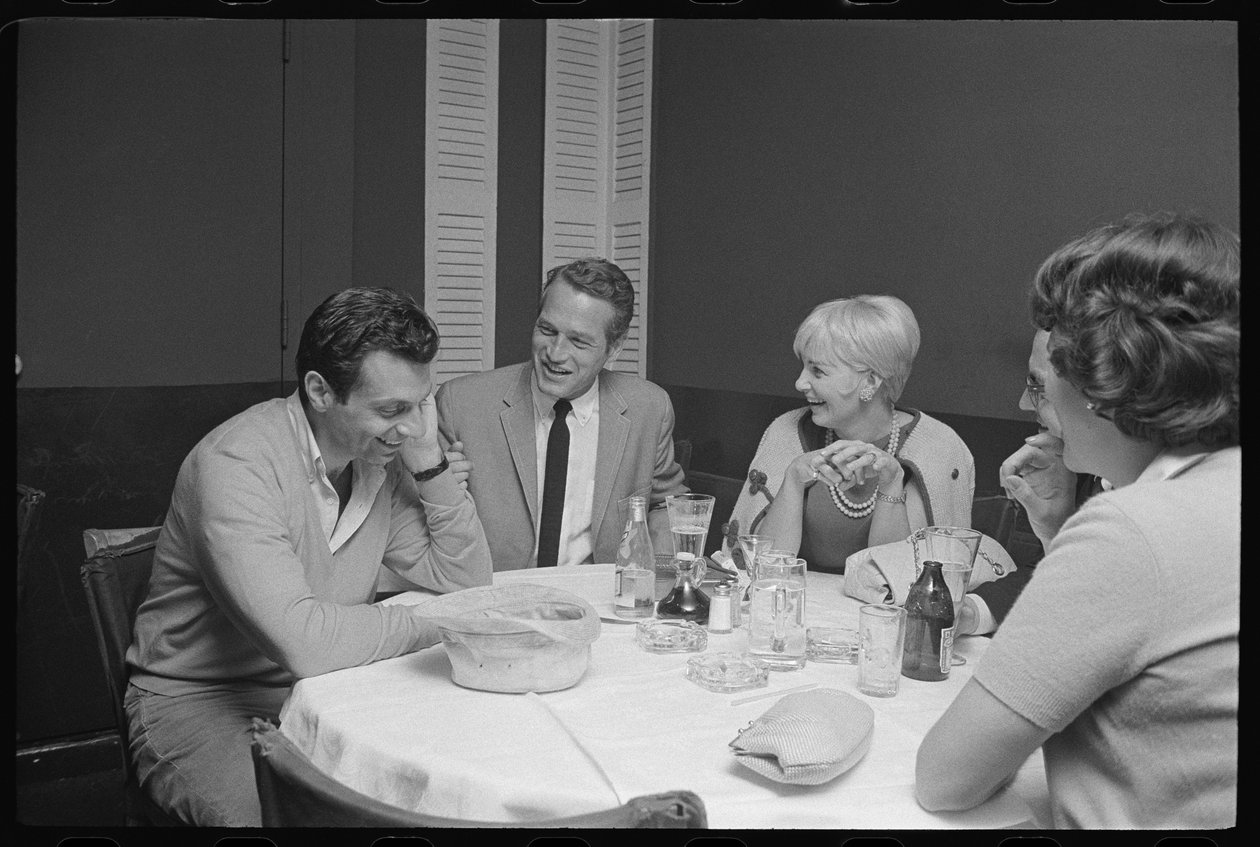 Paul Newman, Mort Sahl i Joanne Woodward żartują podczas kolacji autorstwa Orlando Suero