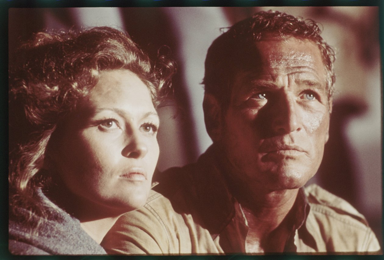 Paul Newman i Faye Dunaway na planie „Towering Inferno” autorstwa Orlando Suero