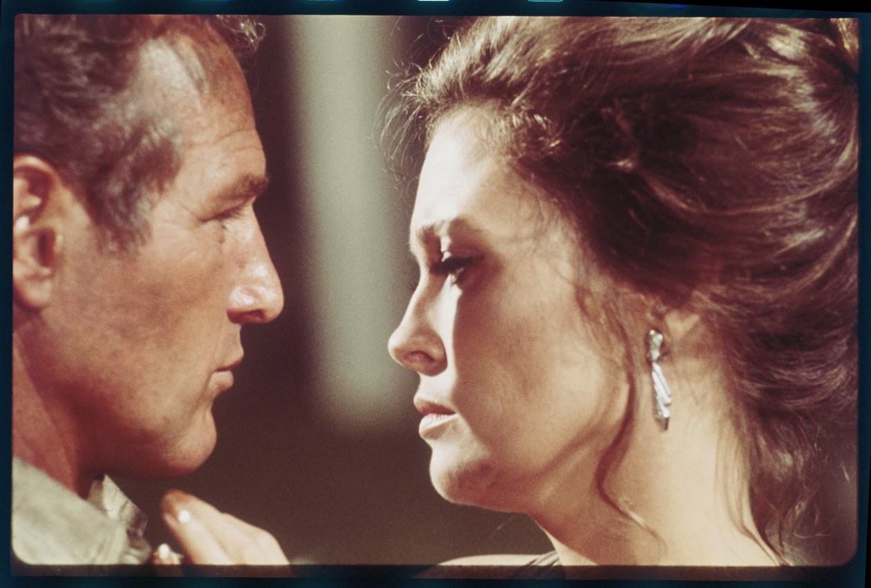 Paul Newman i Faye Dunaway na planie „Towering Inferno” autorstwa Orlando Suero