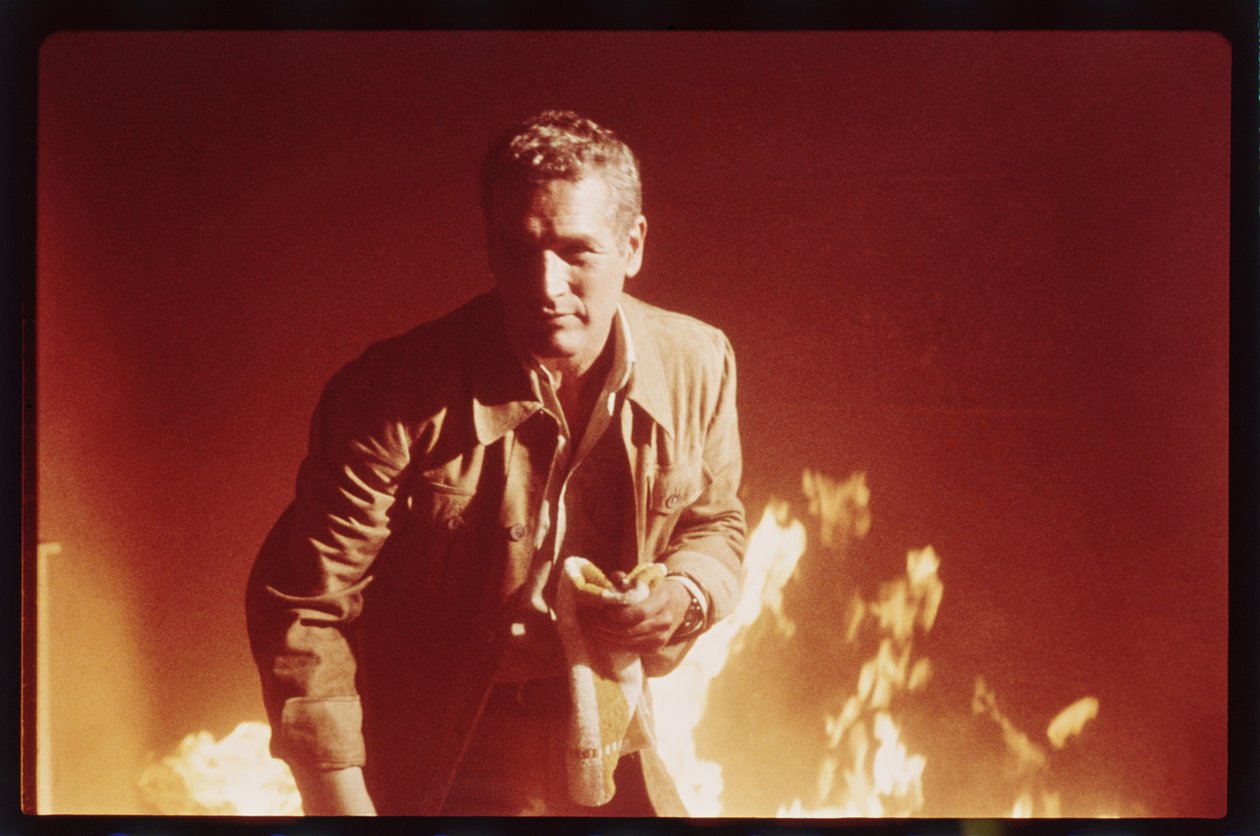Paul Newman na planie „Wznoszącego się piekła” autorstwa Orlando Suero