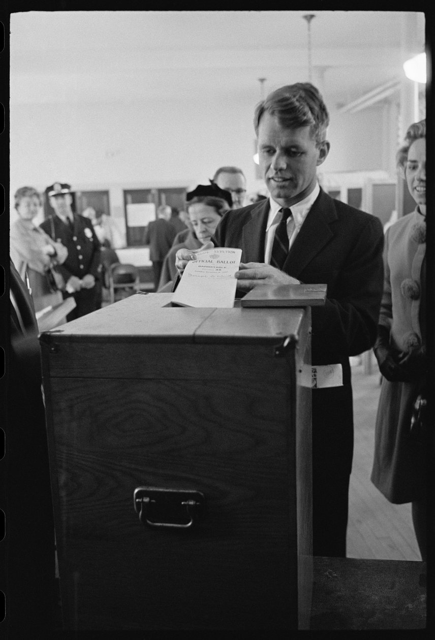 Robert F. Kennedy głosuje na swojego brata autorstwa Orlando Suero