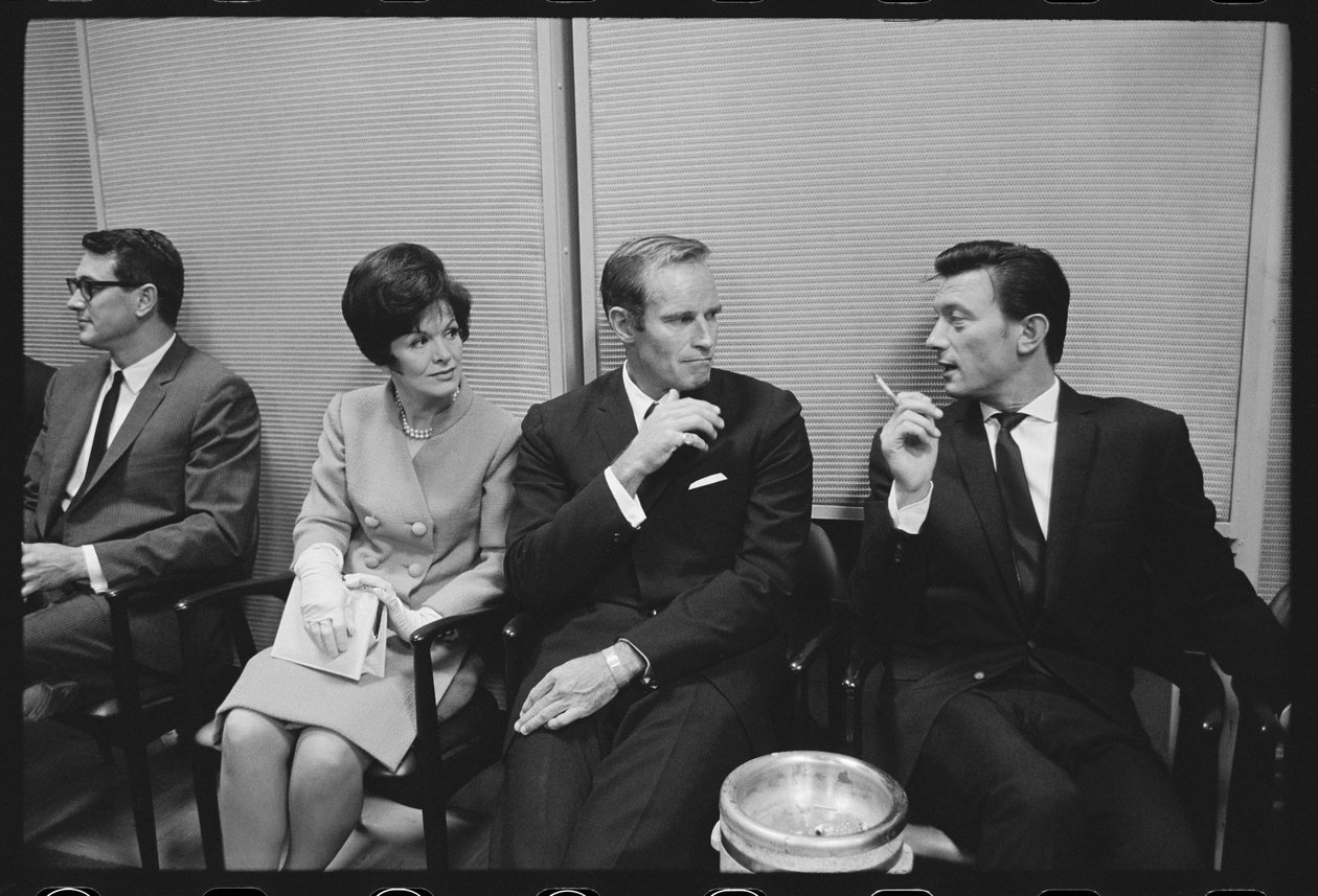 Rock Hudson, Charlton Heston, Laurence Harvey czekają na spotkanie z księżniczką Margaret autorstwa Orlando Suero