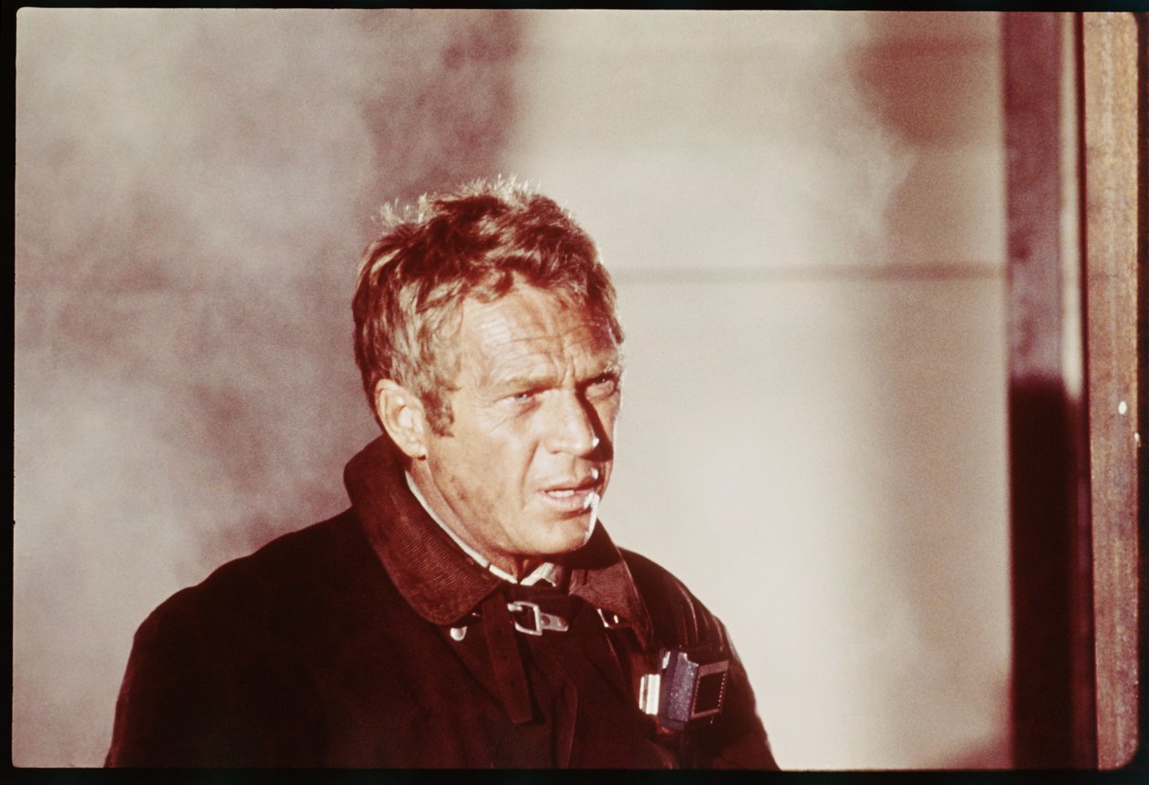 Steve McQueen na planie „Wznoszącego się piekła” autorstwa Orlando Suero