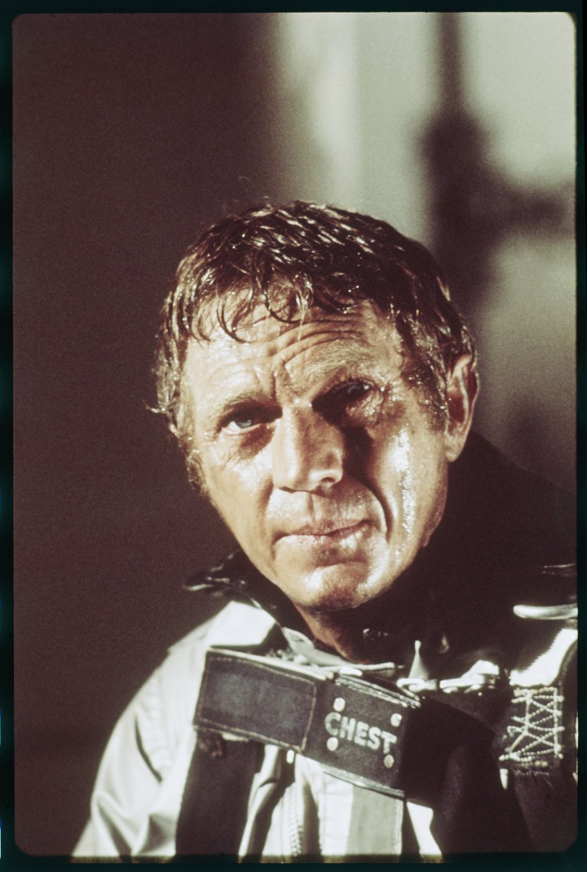 Steve McQueen na planie „Wznoszącego się piekła” autorstwa Orlando Suero