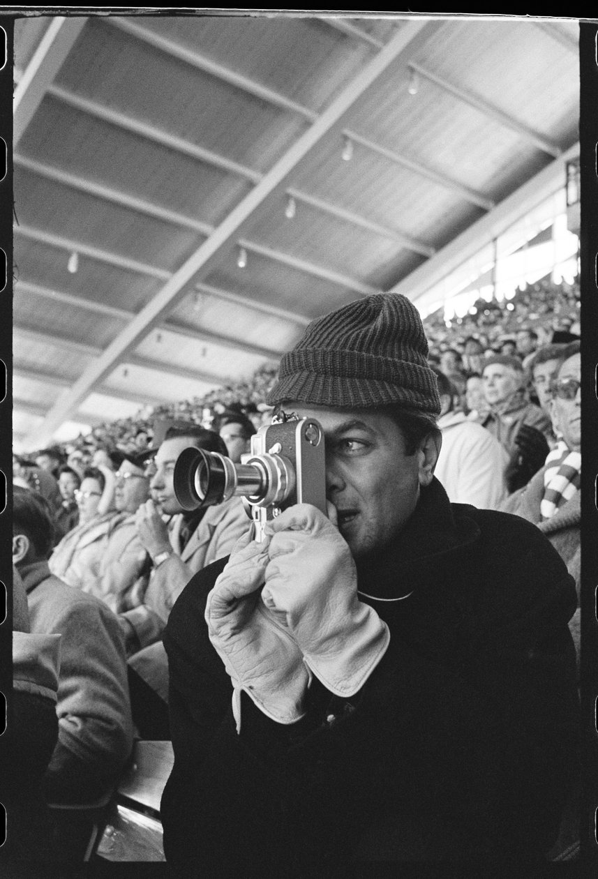 Tony Curtis z aparatem Leica na Zimowych Igrzyskach Olimpijskich w Squaw Valley w Kalifornii autorstwa Orlando Suero
