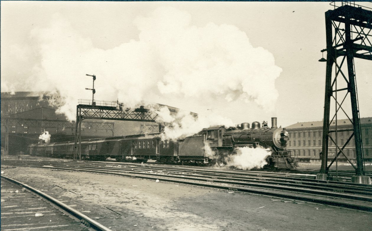 Pociąg kolejowy odjeżdżający z Union Station, St. Louis autorstwa Oscar C. Kuehn