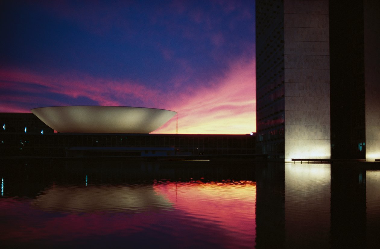 Plac Trzech Władz i Kongres Narodowy (Congresso Nacional) o zachodzie słońca autorstwa Oscar Niemeyer