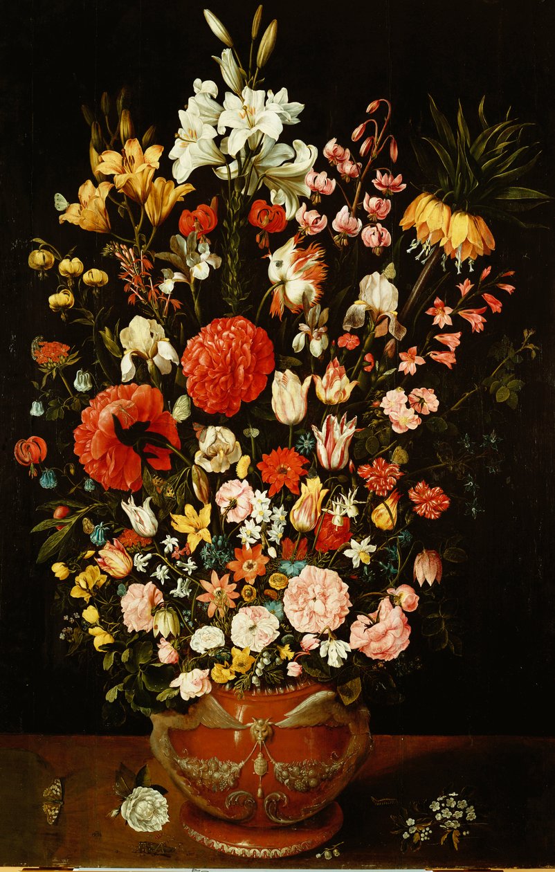Tulipany, lilie, irysy, róże, goździki, piwonie i inne kwiaty w rzeźbionej urnie z terakoty autorstwa Osias the Elder Beert