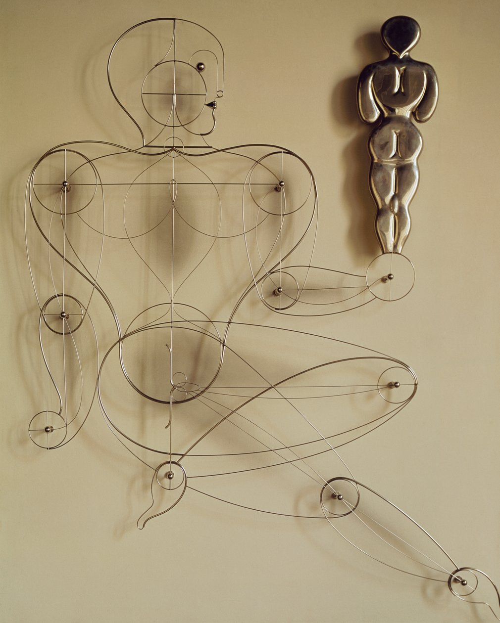 Homo, druciana figurka z figurką z tyłu w ręku autorstwa Oskar Schlemmer