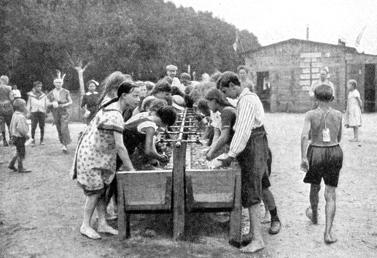 Zmywanie naczyń na letnim obozie dla nieletnich, Niemcy, 1922 r. autorstwa Otto Haeckel