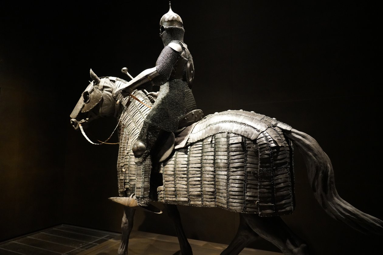 Osmańska zbroja z jeźdźcem i koniem, koniec XV - początek XVI wieku (metaloplastyka) autorstwa Ottoman School