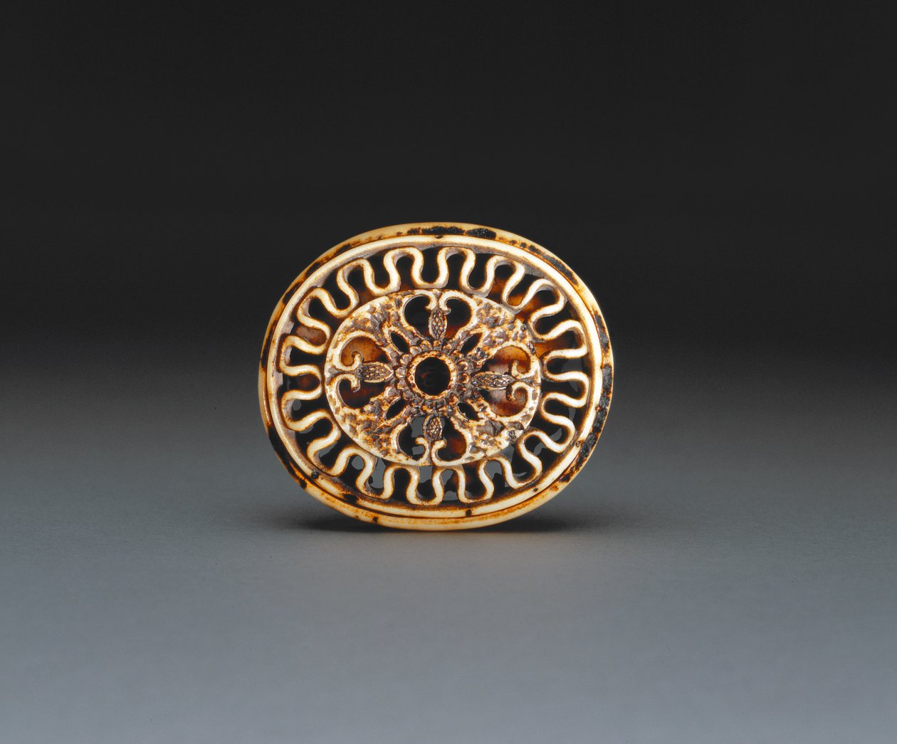 Podstawa netsuke, ok. 1860-70 (stag-antler) (patrz 205916) autorstwa Ozaki Kokusai