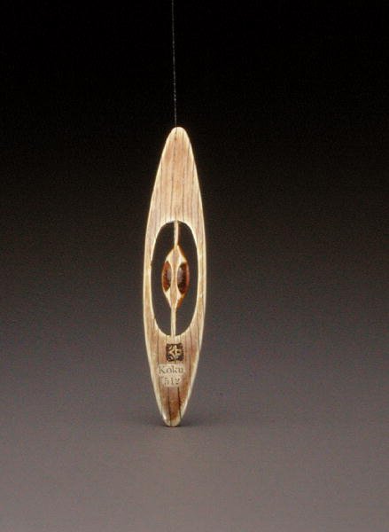 Netsuke przedstawiający wahadłowiec, z pieczęcią Kokusai, ok. 1860 (rewers z 195497) autorstwa Ozaki Kokusai
