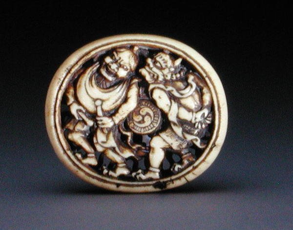 Netsuke przedstawiający Raidena z bogiem wiatru Futenem, 1860-70 (poroże jelenia) (zob. 205917) autorstwa Ozaki Kokusai