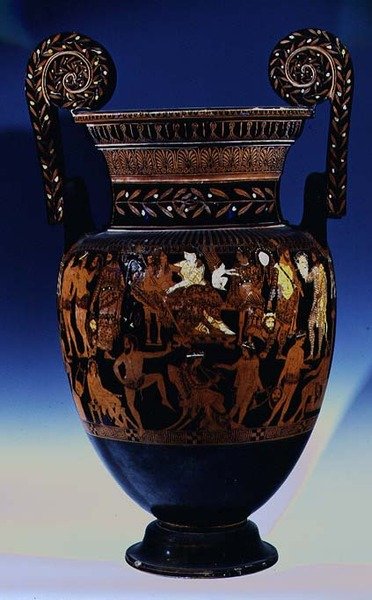 Czerwonofigurowy wolutowy krater na poddaszu, ozdobiony sceną aktorów i muzyków przygotowujących się do występu przed Bachusem i Ariadną, Grek, z Ruvo, V w. p.n.e. (ceramika) (patrz także 119445-7) autorstwa Painter Pronomos