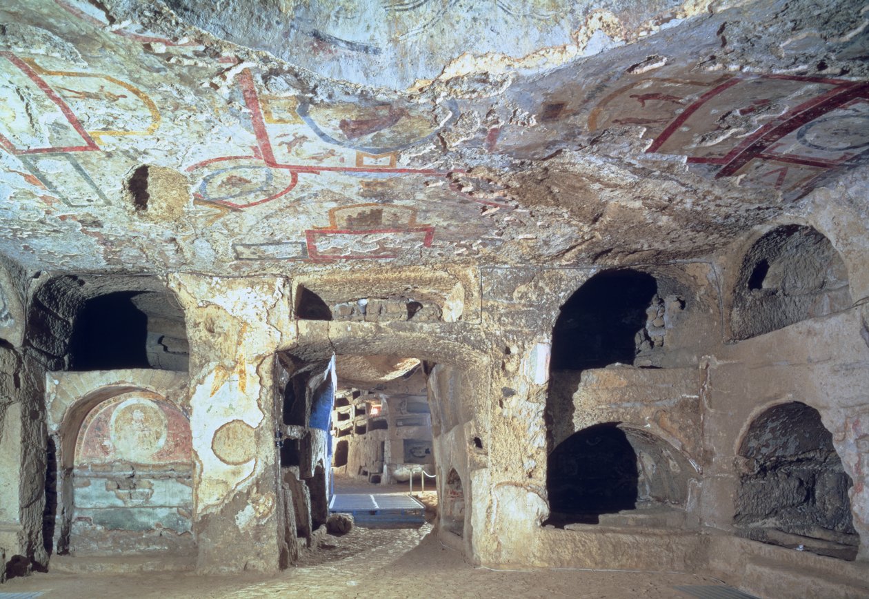 Wnętrze komory katakumbowej wyciosanej z kamienia tufowego z fragmentami dekoracji freskowej, II w. autorstwa Paleo Christian