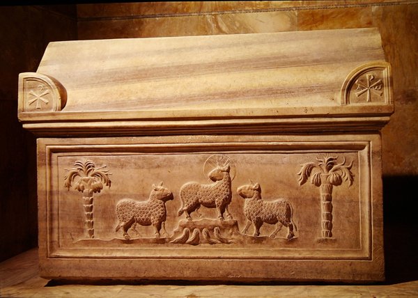 Sarkofag po lewej stronie Oratorium autorstwa Paleo Christian
