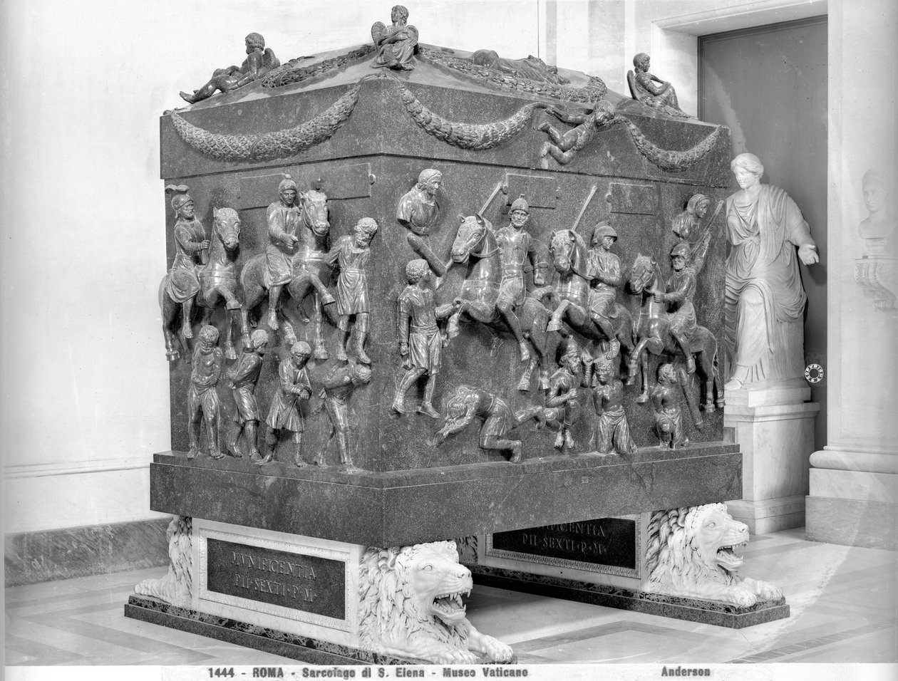 Sarkofag św. Heleny przedstawiający rzymskich kawalerzystów i jeńców barbarzyńskich (porfir) autorstwa Paleo Christian