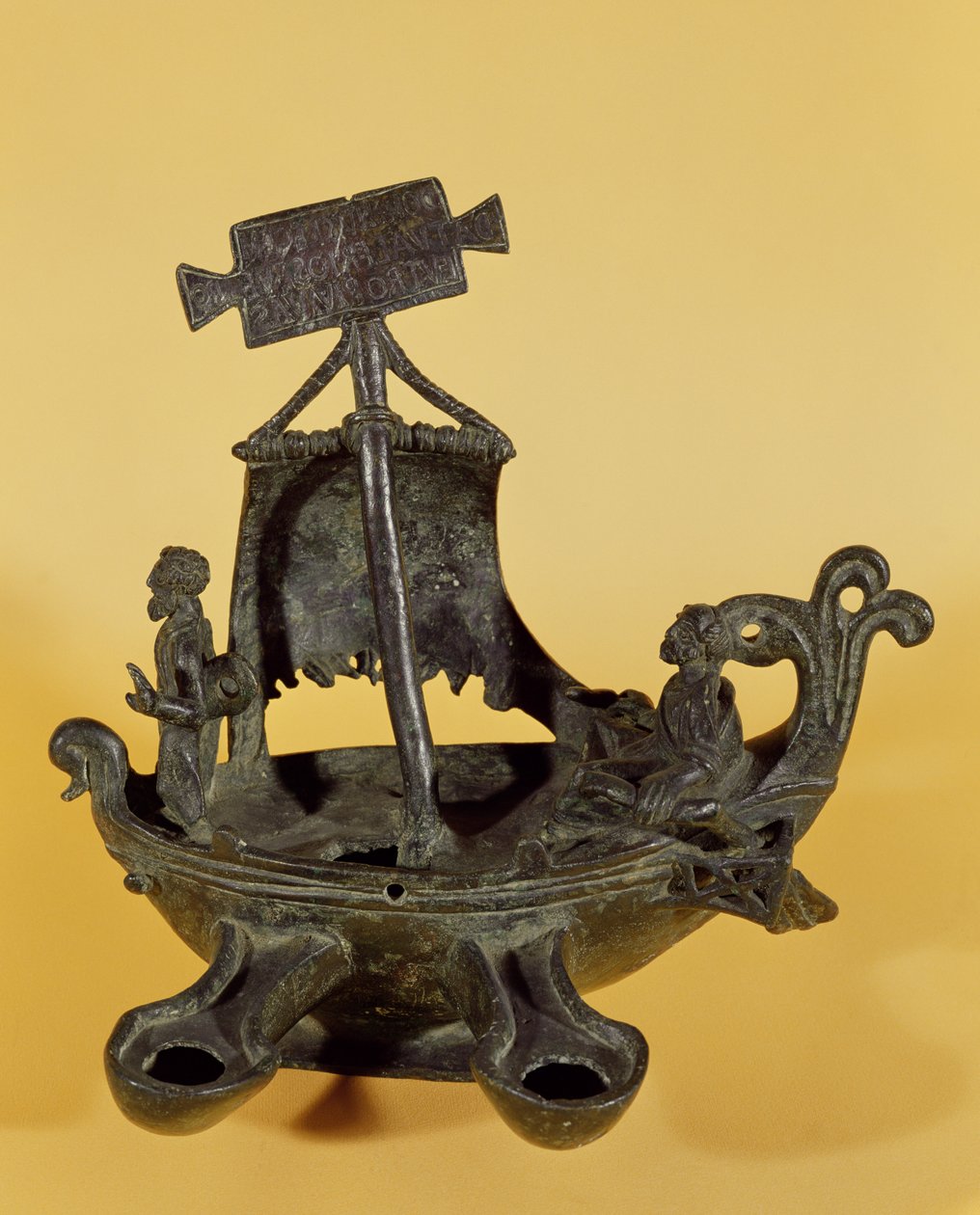 Lampa w formie łodzi, z wizerunkiem św. Pawła i św. Piotra (brąz) autorstwa Paleo Christian