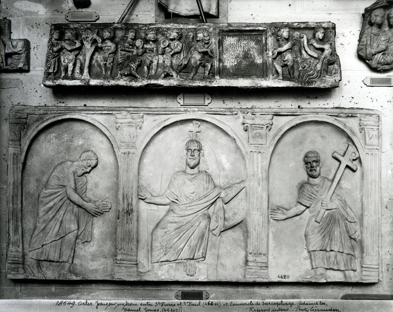 U góry: wieko sarkofagu przedstawiające Adama i Ewę, Daniela i Jonasza; Na dole: Chrystus na tronie ze św. Piotrem i św. Pawłem autorstwa Paleo Christian