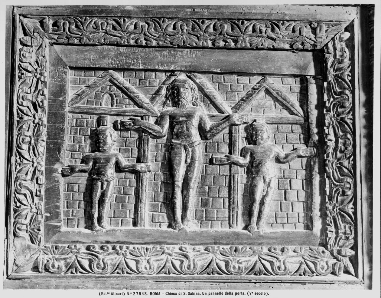 Fragment Ukrzyżowania z drzwi przedstawiający sceny ze Starego i Nowego Testamentu (drewno) (zdjęcie czarno-białe) autorstwa Paleo Christian