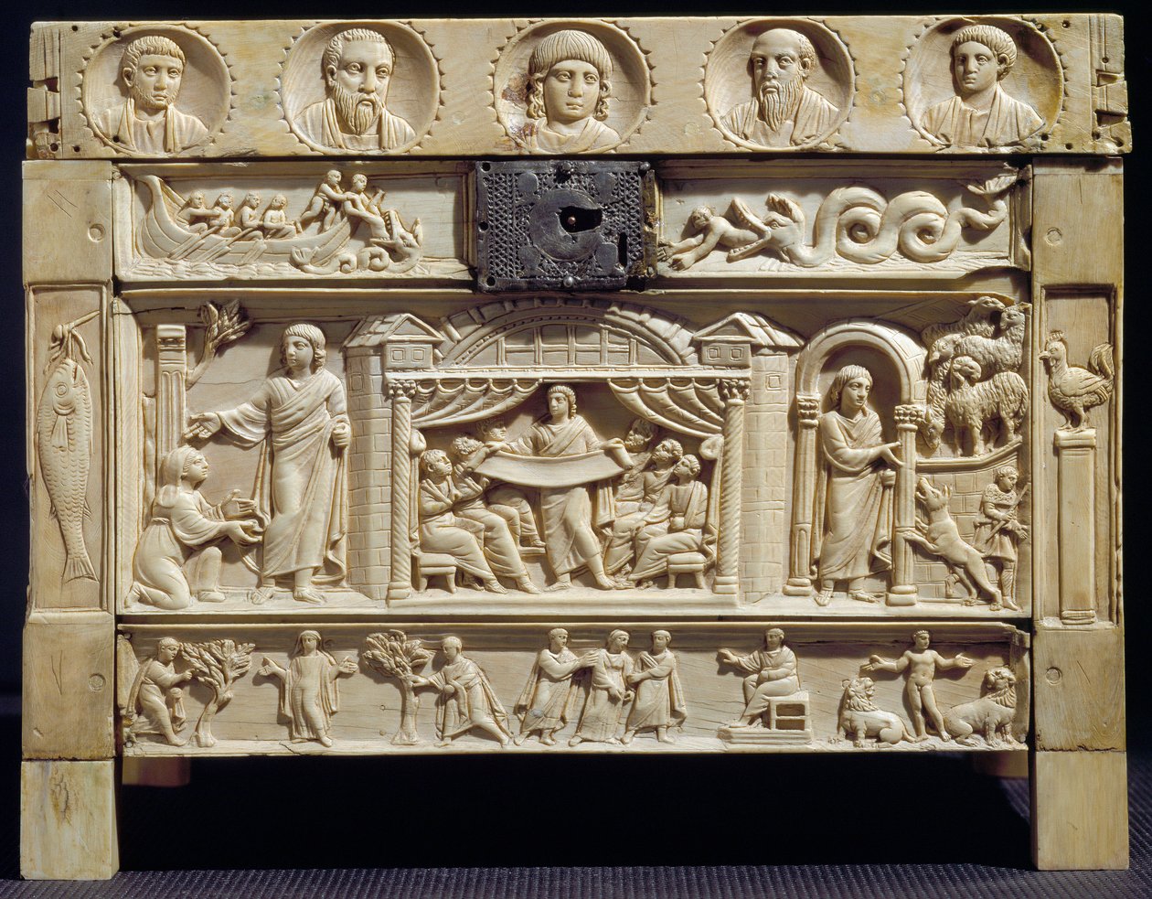 Sztuka paleochretańska: Relikwiarz (lipsanoteka) decoree scen ze Starego i Nowego Testamentu w niższych płaskorzeźbach. IV wiek Z klasztoru Santa Giulia we Włoszech. Brescia, muzeum chrześcijańskie autorstwa Paleo Christian