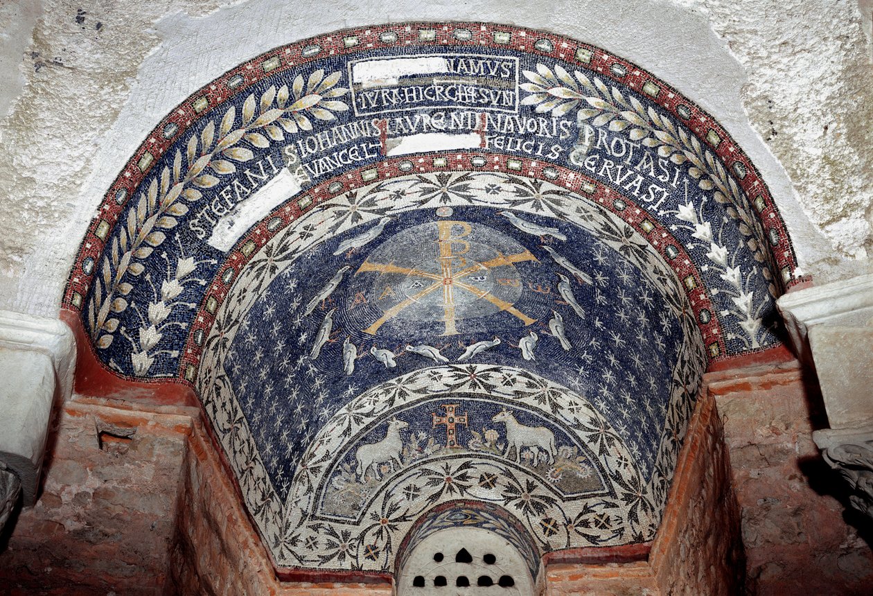 Sztuka paleochretańska: monogram Chrystusa otaczają symbole Trójcy Świętej. Mozaika z V lub VI wieku. Baptistere d