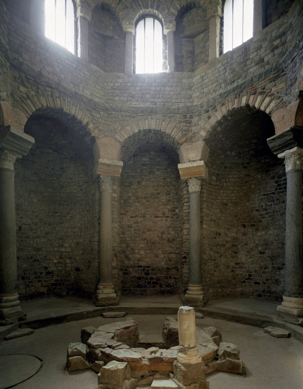 Sztuka paleochrześcijańska: widok wnętrza baptysterium, V wiek. Frejus (Var) autorstwa Paleo Christian