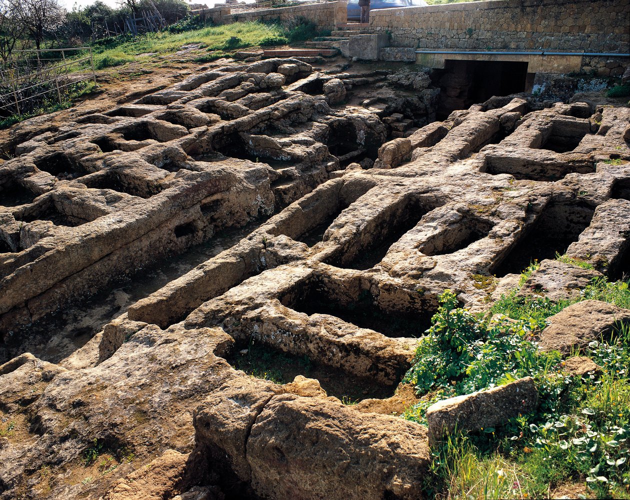 Ruiny nekropolii chrześcijańskiej w dolinie Świątyń, IV-V wiek. Agrigento, Agrigento. Sycylia Włochy autorstwa Paleo Christian