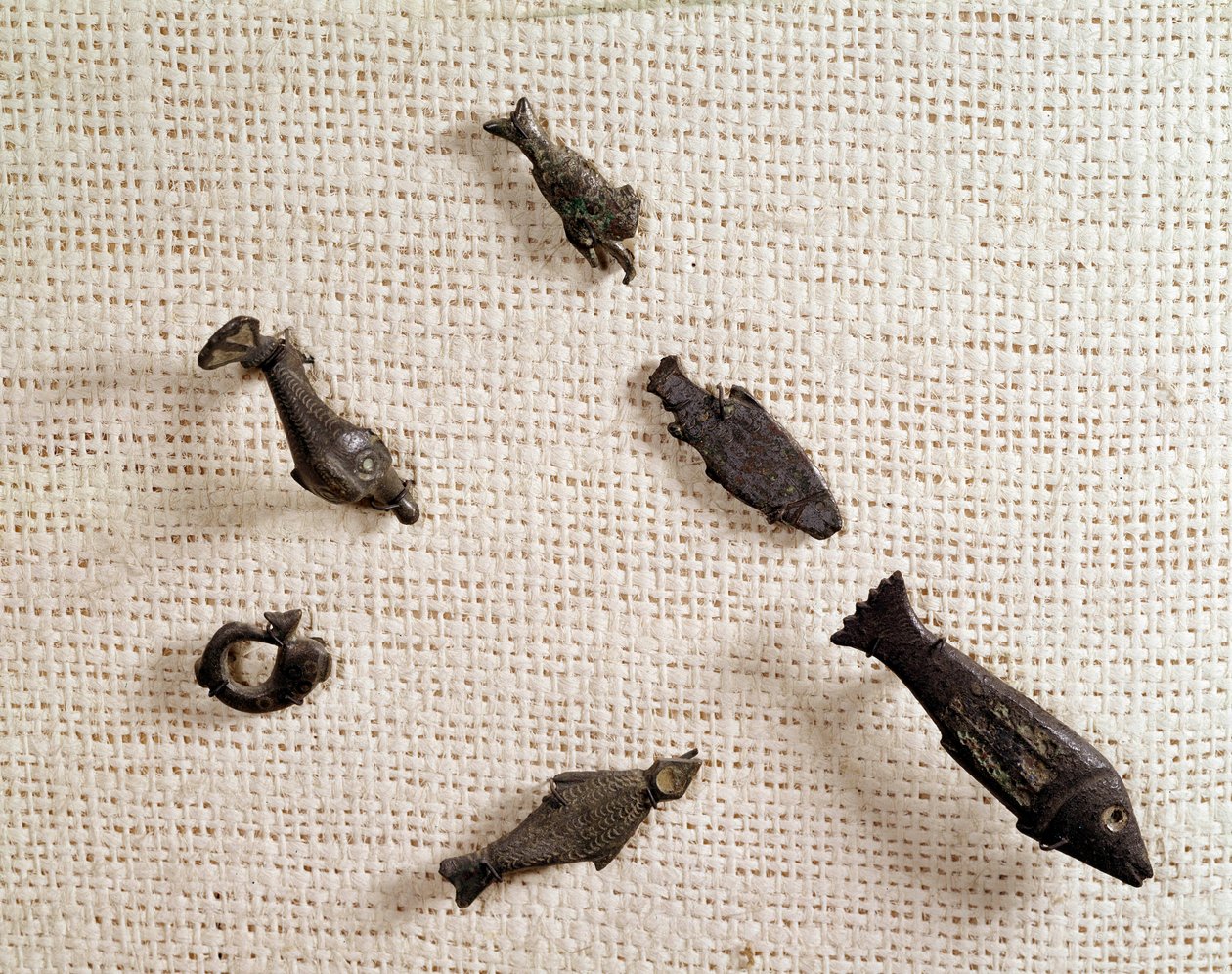 Starożytność chrześcijańska: fibule i biżuteria metalowa w kształcie ryby. Narodowe Muzeum Archeologiczne, Saint Germain en Laye autorstwa Paleo Christian Paleo Christian