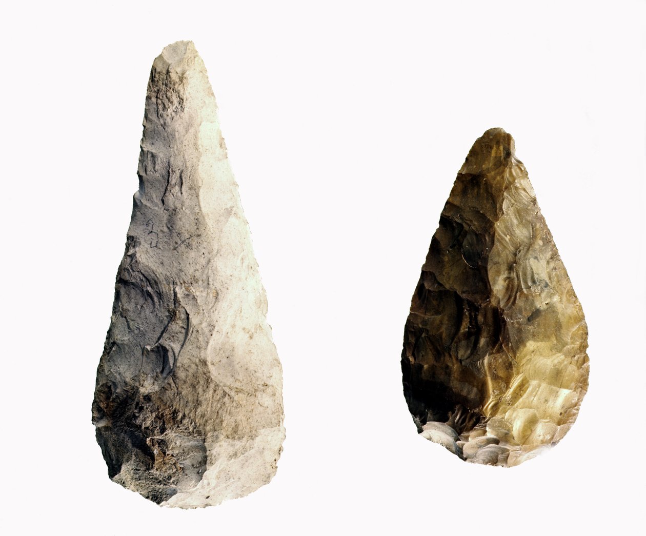 Dwa ostrza, z Saint-Acheul, Okres Dolnych Aszelów, ok. 20.000 pne (krzemień) autorstwa Paleolithic