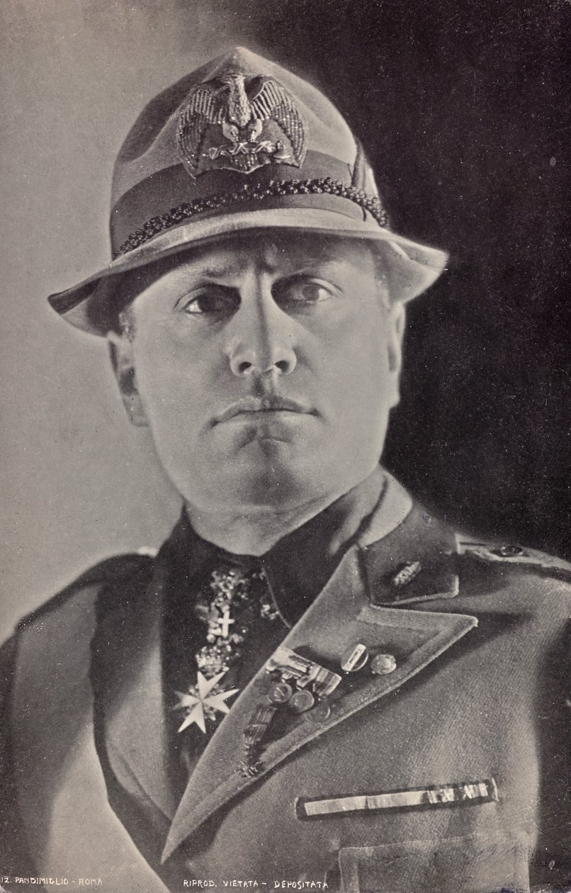 Album "Duce": Benito Mussolini w mundurze Milicji (zdjęcie czarno-białe) autorstwa Pandimiglio Pandimiglio
