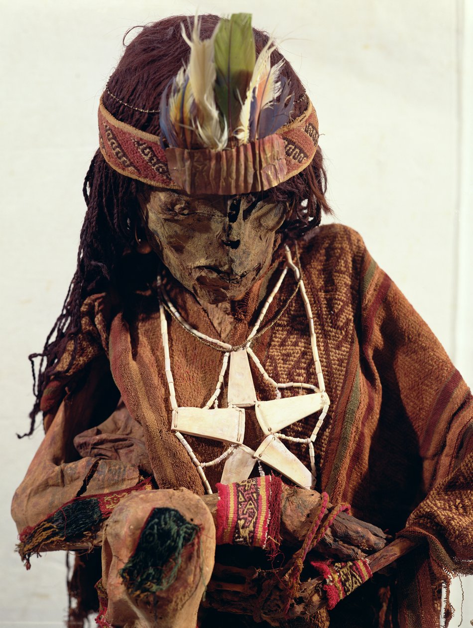 Mumia ozdobiona biżuterią z kości, ok.200 pne autorstwa Paracas Culture